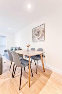 a dining room with a wooden table and chairs at Stylish 2 Bed Apartment in Burton-on-Trent in Burton upon Trent