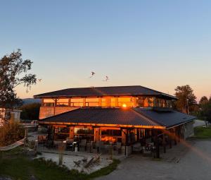 een groot gebouw met veel ramen bij Saltstraumen Hotel in Straumen