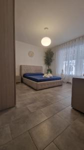 ein Schlafzimmer mit einem Bett in der Mitte eines Zimmers in der Unterkunft Costa rooms apartament in Livorno