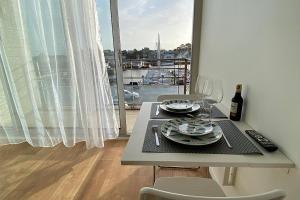 - une table à manger avec vue sur le port de plaisance dans l'établissement Studio Quai Loti, à Paimpol