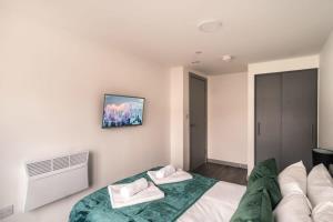 a bedroom with a bed with two towels at Smart 1 Bedroom Apartment in Liverpool Centre in Liverpool
