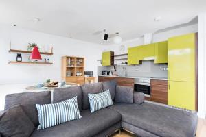 sala de estar con sofá y cocina en Modern 2 Bed Apartment w Balcony in London en Londres