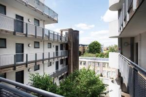Balkoni atau teres di Modern 2 Bed Apartment w Balcony in London