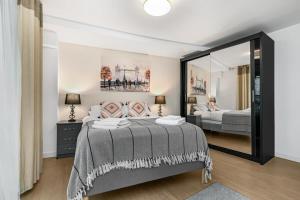 a bedroom with a bed and a large mirror at Modern 1 Bedroom Apartment in Woking Town Centre in Woking