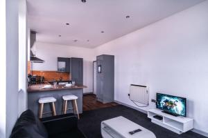 a living room with a couch and a kitchen at Contemporary 1 Bed Apartment in Central Blackburn in Blackburn +7 photos