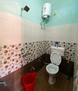 Himdarshan Homestay في Jageshwar: حمام مع مرحاض ودلال