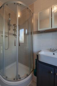 uma casa de banho com um chuveiro e um lavatório. em Centrally Located 4 Bedroom London Apartment em Londres