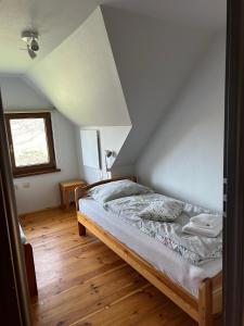 BorucinoHUBERTOWO的一间卧室，里面有一张床和一扇窗户。 更多26张照片