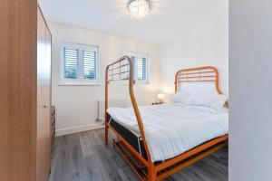 a bedroom with a bunk bed in a room at Modern 2 Bedroom House in Wolverhampton in Wolverhampton