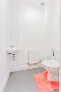 Baño blanco con aseo y lavamanos en Modern 2 Bedroom House in Wolverhampton en Wolverhampton