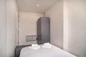 a room with a bed with two towels on it at Spacious 2 Bed Apartment in Waterloo Liverpool in Waterloo