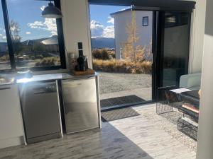 cocina con vistas a un patio en Simply Stunning Studio 2, en Lake Tekapo