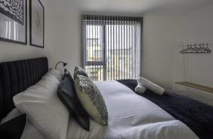 En eller flere senge i et værelse på Modern and Bright 2 Bed Apartment in Ashford