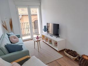 sala de estar con sofá y TV en Las Castillas, en Jumilla