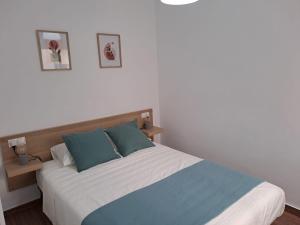 1 dormitorio con 1 cama con sábanas azules y blancas en Las Castillas, en Jumilla