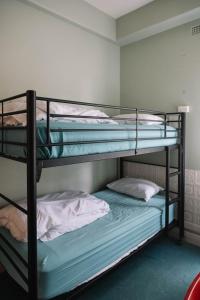 Postel nebo postele na pokoji v ubytování CarricHostel