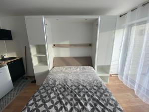 - une petite chambre avec un lit dans l'établissement Studio Quai Loti, à Paimpol