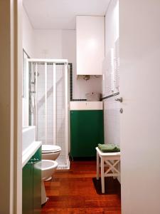ein Badezimmer mit einem grünen Waschbecken und einem WC in der Unterkunft Wine house in Padua