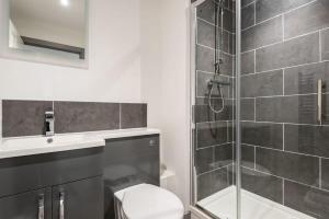 A bathroom at Contemporary 1 Bedroom Apartment in Central Hull