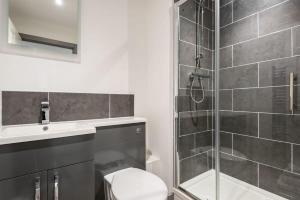 a bathroom with a shower and a toilet and a sink at Fantastic 1 Bedroom Apartment in Central Hull in Hull
