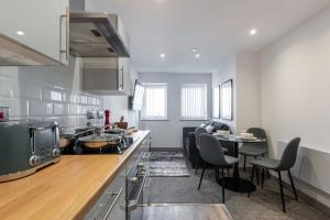 cocina con encimera, mesa y sillas en Contemporary 1 Bedroom Apartment in Central Hull, en Hull