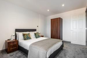 1 dormitorio con 1 cama y armario de madera en Contemporary 1 Bedroom Apartment in Central Hull, en Hull