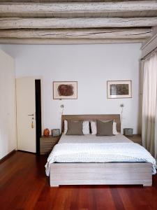 ein Schlafzimmer mit einem großen Bett mit weißer Bettwäsche in der Unterkunft Wine house in Padua