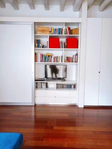 ein Wohnzimmer mit einem Bücherregal mit Büchern in der Unterkunft Wine house in Padua