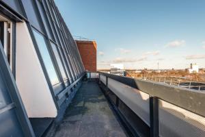 een balkon van een gebouw met uitzicht op de stad bij Modern 1 Bedroom Apartment in Central Hull in Hull