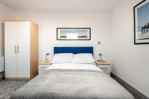 een slaapkamer met een groot bed en 2 nachtkastjes bij Modern 1 Bedroom Apartment in Central Hull in Hull