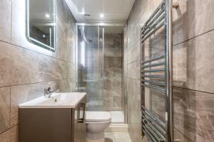 Vonios kambarys apgyvendinimo įstaigoje Centrally Located Budget 1 Bed Flat in Darlington