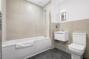 W łazience znajduje się toaleta, wanna i umywalka. w obiekcie Modern 2 Bedroom Apartment in Central Newbury w mieście Newbury