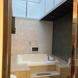 a bath tub with a sink in a room at ホテルウォーターゲート香芝 in Kashiba