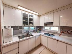 Nhà bếp/bếp nhỏ tại 2022 New Entire house for family