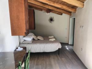 1 dormitorio pequeño con 1 cama en una habitación en Andala agriturismo esperienziale, en Samughèo
