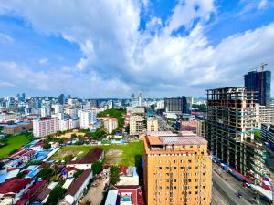 西哈努克的住宿－怡程酒店ECHENG HOTEL，享有城市和高楼的景色