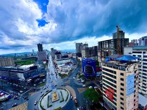 uma vista aérea de uma cidade com uma rua movimentada em 怡程酒店ECHENG HOTEL em Sihanoukville