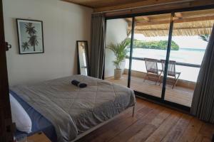 Säng eller sängar i ett rum på Beachfront - The Surf Lodge
