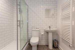 Baño blanco con aseo y lavamanos en Amazing 2 Bed Apartment 5min To Old Trafford, en Mánchester