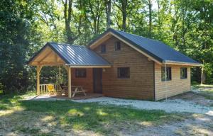 a small wooden cabin with a gambrel roof at Camping Osenbach in Osenbach