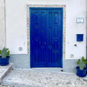eine blaue Tür an der Seite eines Gebäudes in der Unterkunft Dimora Dante in Amantea