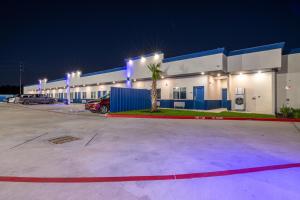休斯顿Azul Inn的停车场里一座蓝色灯的大建筑
