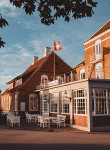 a building with a flag on top of it at Brøndums Hotel in Skagen