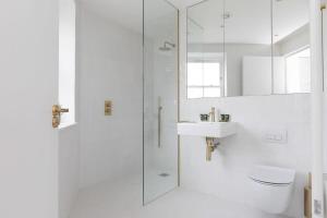 a bathroom with a shower and a toilet and a sink at Stunning 1 Bedroom Apartment in Holborn London in London