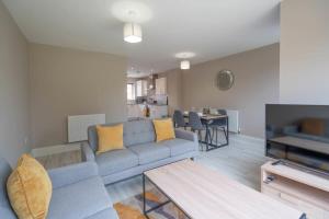 a living room with a couch and a tv at Cosy 3 Bedroom Home in Birmingham with Garden in Birmingham