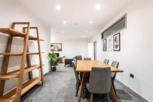 唐克斯特的住宿－Modern 3 Bed Budget Apartment in Central Doncaster，一个带木桌和椅子的办公室