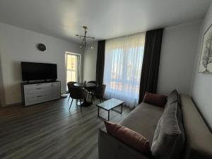 TV a/nebo společenská místnost v ubytování 7th floor apartament, free parking