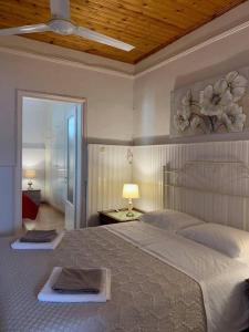 een slaapkamer met een groot bed en een houten plafond bij Urban Seaside Oasis - Adriana's Garden Paradise in Faraí