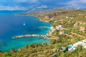 una vista aerea di una baia con un resort di Coastal Stone Hideaway with Stunning Scenery a Kitriaí