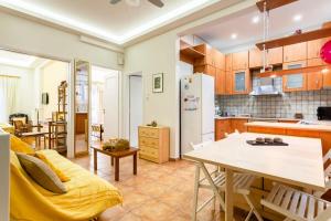 uma cozinha e sala de estar com um sofá e uma mesa em Athens Perfect Spot - Zografou Cozy Home em Atenas